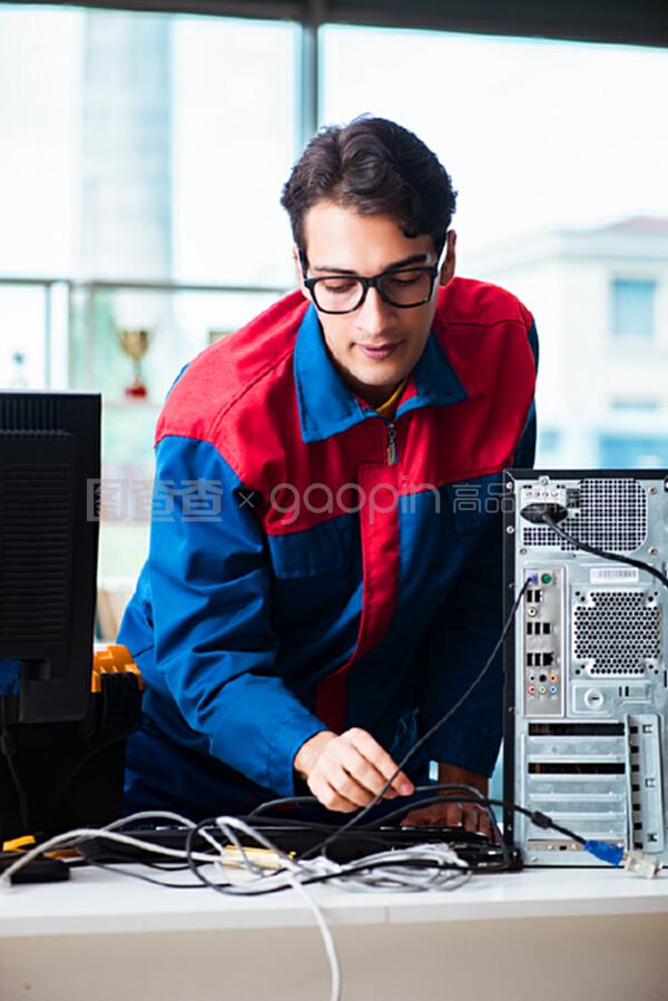 計算機修理工 車間里的技術(shù)與責(zé)任